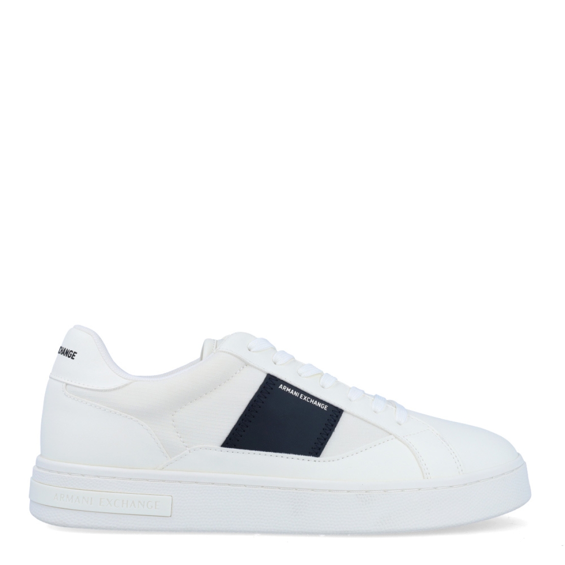 Deportiva de la marca Armani Exchange, modelo XUX2. Exterior de la deportiva piel color blanco. Detalle logotipo lateral en piel de color negro. Interior de la deportiva de textil de color blanco. Cierre de la deportiva con cordones. Deportiva con suela de goma de 2 cm de plataforma. Deportiva con plantilla acolchada. La deportiva XUX2 de Armani Exchange es una deportiva clásica y cómoda, perfecta para el día a día.
