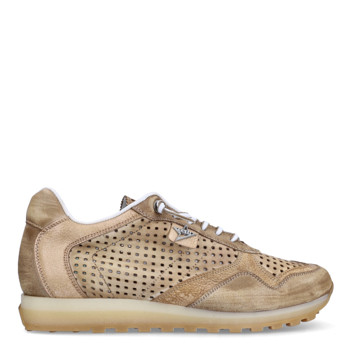 Deportiva troquelada de la marca Cetti, modelo C-848. Exterior de la deportiva de piel de color cuero. Interior de la deportiva de piel de color blanco. Deportiva con cierre con cordones elásticos de color blanco. Deportiva con suela de goma de 3 cm de cuña. Plantilla muy cómoda, acolchada para garantizar la máxima comodidad. La deportiva C-848 de Cetti es una deportiva troquelada, cómoda, básica y perfecta para ir cómodo cada día.
