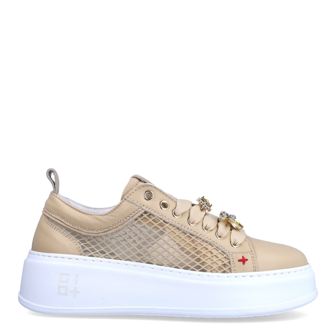 Deportivas de la marca GIO+, modelo PIA. Exterior de las deportivas en piel en efecto rejilla color camel con detalle en blanco en la parte del talón. Interior de las deportivasne en piel color blanco con plantilla acolchada y extraíble. Cierre de las deportivas con cordones blancos y adornos de abeja con piedrería brillante en la parte de la pala. Deportivas GIO+ con cuña de 4cm de altura. Estas deportivas GIO+ PIA son unas clásicas que no te pueden faltar en el armario de temporada. Podrás crear diferentes looks, con estillo y comodidad asegurada.