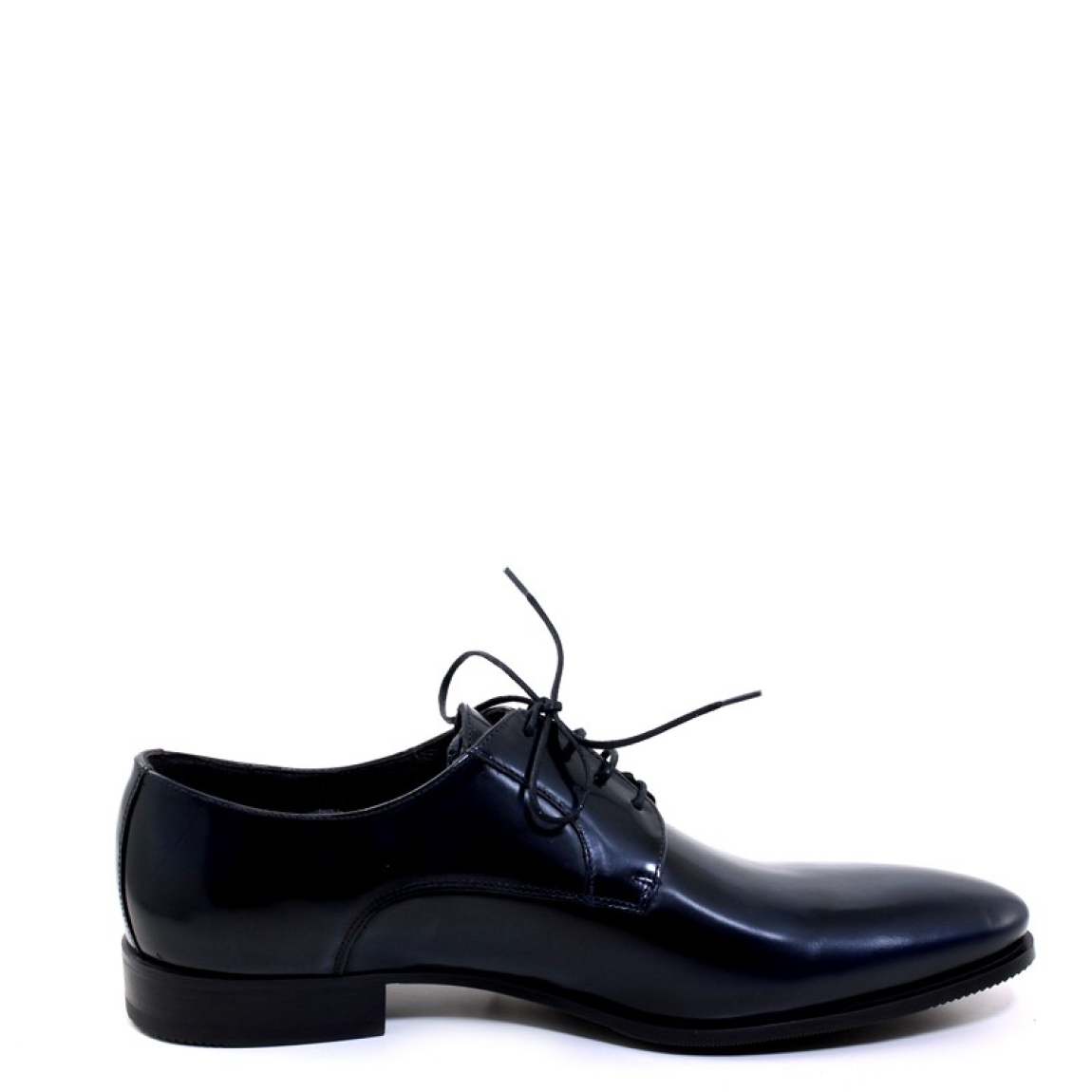 Mocasines de la marca Sergio Serrano modelo 5812. Exterior de piel de color azul con cierre de cordones al tono. Suela de goma negra.