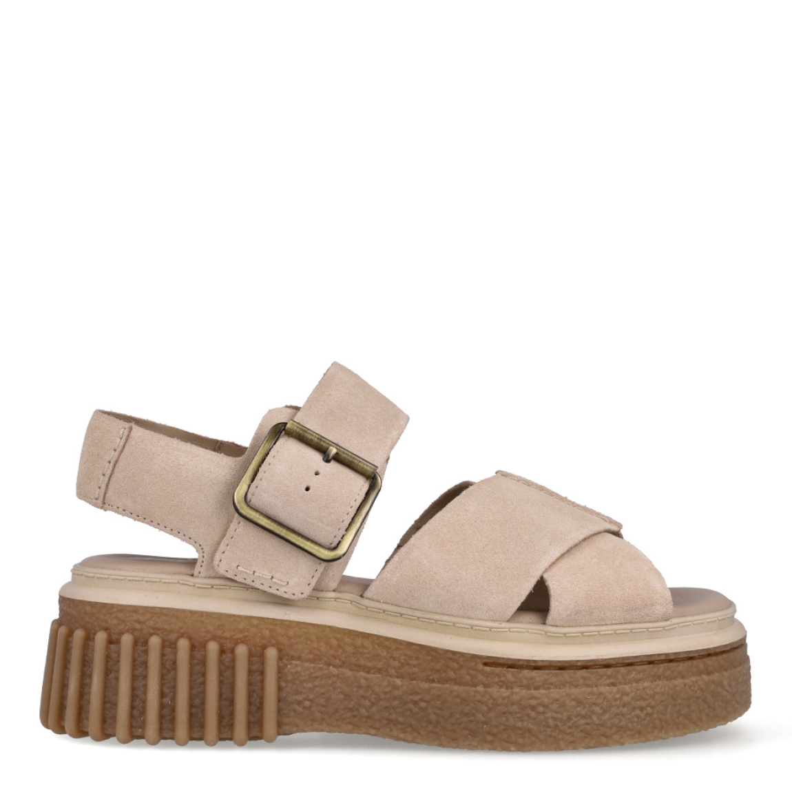 Sandalias de la marca Clarks, modelo Evamar Wish. Elaborada en ante color beig con tiras cruzadas sobre la pala. Cierre de sandalias Clarks con hebilla y una plataforma de cuña de 6cm de altura. Este modelo está inspirado en el estilo de nuestro popular Torhill con detalle de canalé en su suela, incluye una tira ajustable en el tobillo con un sutil elástico para ofrecer un ajuste personalizado, mientras que nuestra plantilla Contour Cushion hace que cada paso sea cómodo. Este modelo de sandalias Clarks Evamar Wish es una sandalia ultraversátil diseñada para el día a día, combina un atrevido estilo de plataforma plana con múltiples características de confort.