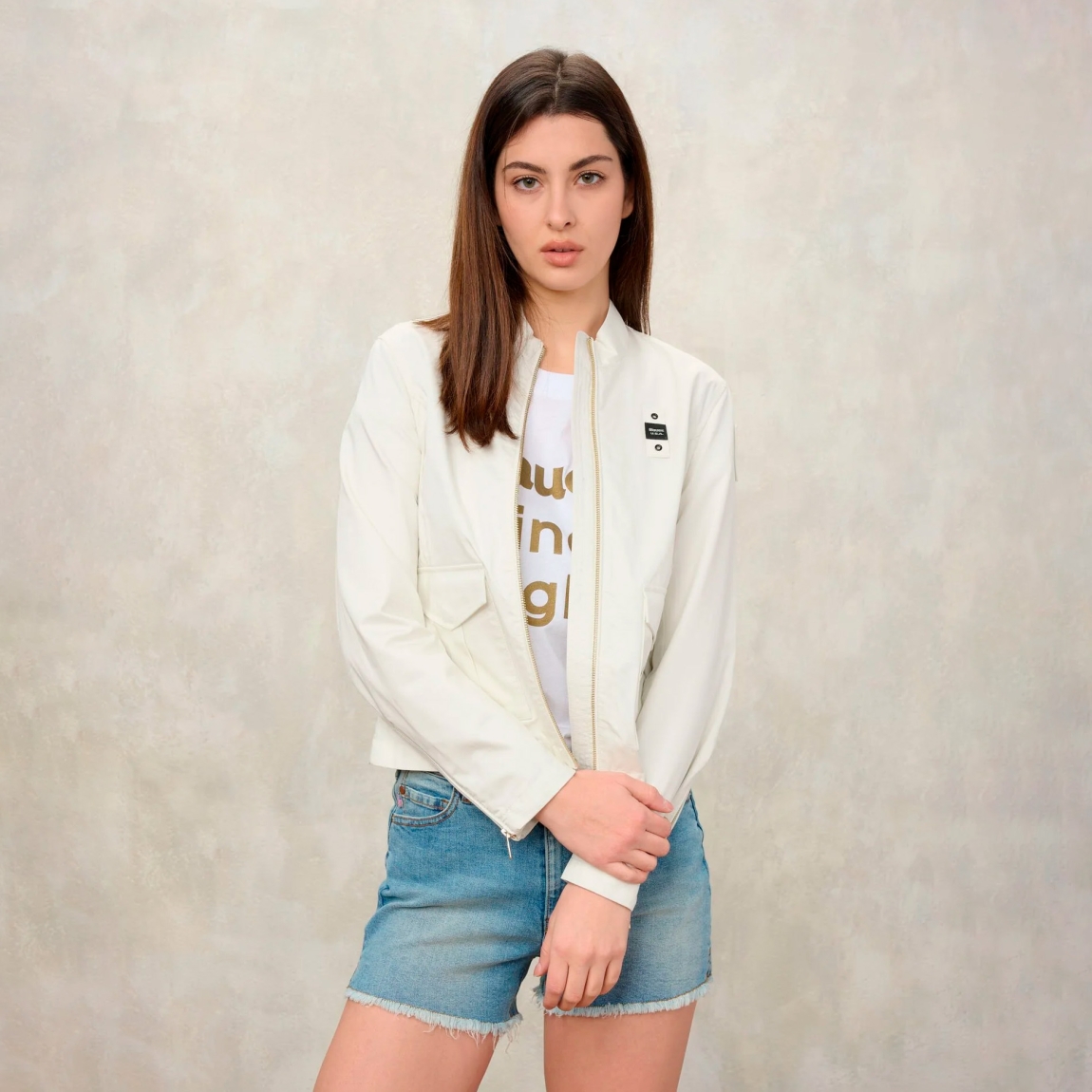 Chaqueta de la marca Blauer, modelo BLAKE. Chaqueta elaborada en algodón con cuello coreano color blanco. Las líneas son fluidas y esenciales con detalles modernos y refinados para un estilo casual pero elegante. Cierre de chaqueta Blauer con cremallera. Bolsillos dobles abiertos y con automático. Puño cerrado con cremallera profunda. Bolsillo interno con Velcro. Parche y presilla con logo. Chaqueta Blauer BLAKE ideal para ti!