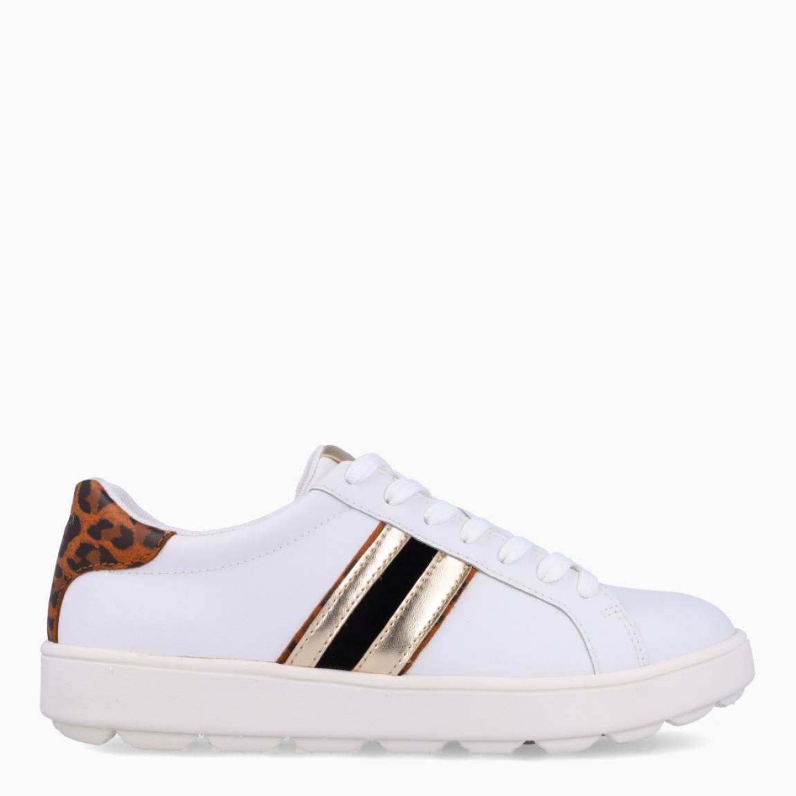 Deportivas de la marca Geox, modelo WEAL. Exterior en piel color blanco con líneas doradas y talón en leopardo. Interior en textil color blanco con plantilla acolchada y extraíble para máxima comodidad. Suela dentada de goma plana. Estas deportivas Geox WEAL son ideales para ti!