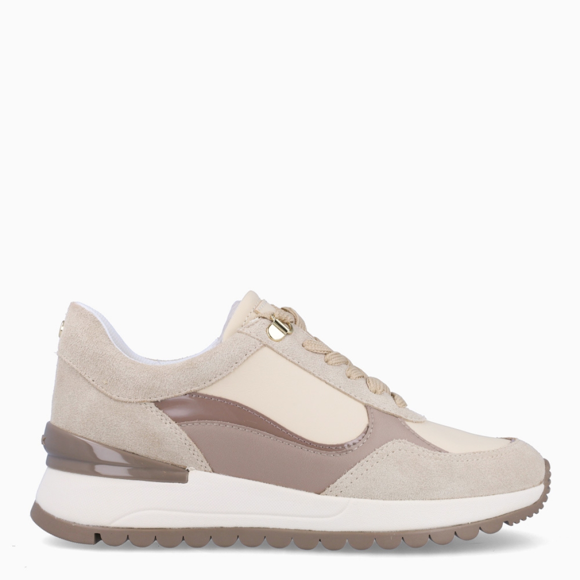 Deportivas de la marca Geox, modelo MILA. Exterior en ante color beig. Interior en textil color beig con plantilla acolchada y extraíble para máxima comodidad. Suela de goma con cuña de 3cm de alto. Estas deportivas Geox MILA son ideales para ti!