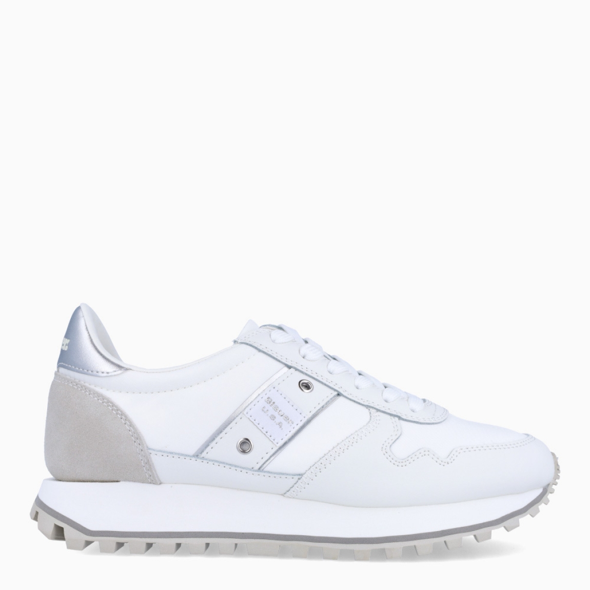 Deportivas de la marca Blauer, modelo MILLEN. Exterior de las deportivas en naylon color blanco con detalle plateado en tobillo. Interior de las deportivas en piel color blanco con plantilla acolchada y extraíble para máxima comodidad. Cierre de las deportivas con cordones color blanco. Deportivas con suela dentada de goma de 3cm de plataforma. Logo Blauer en el lateral exterior de la deportiva. Este modelo MILLEN de Blauer es ideal para tu comodidad del día a día!
