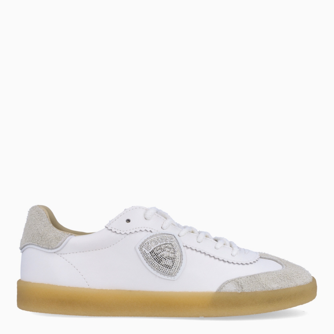 Deportivas de la marca Blauer, modelo AURORA. Elaboradas en piel color blanco con detalle de logo brillante en parte exterior y ante color gris. Interior en piel color beig. Cierre de deportivas Blauer con cordones y una suela plana de goma. Estas deportivas Blauer AURORA son ideales para ti!