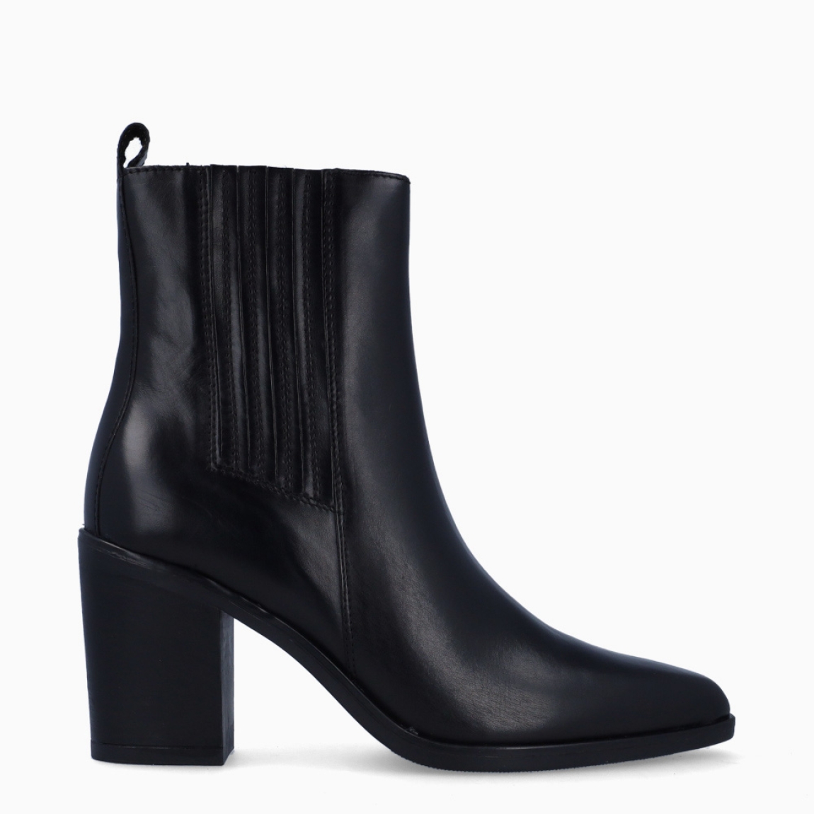 Botines de la marca Itse, modelo ADRIANA. Exterior en piel color negro con punta lápiz. Interior en piel color negro con plantilla acolchada para máxima comodidad. Cierre con cremallera y una suela de goma con tacón de 6cm. Estos botines Itse ADRIANA son un complemento ideal para estilizar y darle personalidad a tus looks!