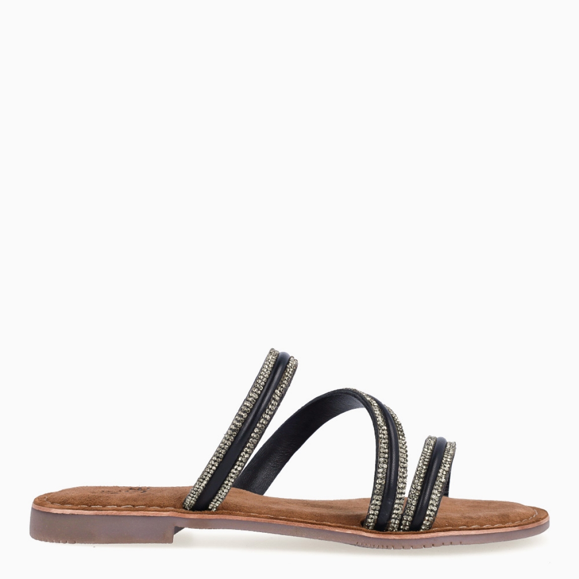 Sandalias de la marca Itse, modelo KENIA. Exterior elaborada en piel color negro con brillantes escarchados color plateado con tiras cruzadas en pala. Interior en ante color marrón. Suela plana de goma. Estas sandalias Itse KENIA son ligeras, cómodas y perfectas para tu día a día!
