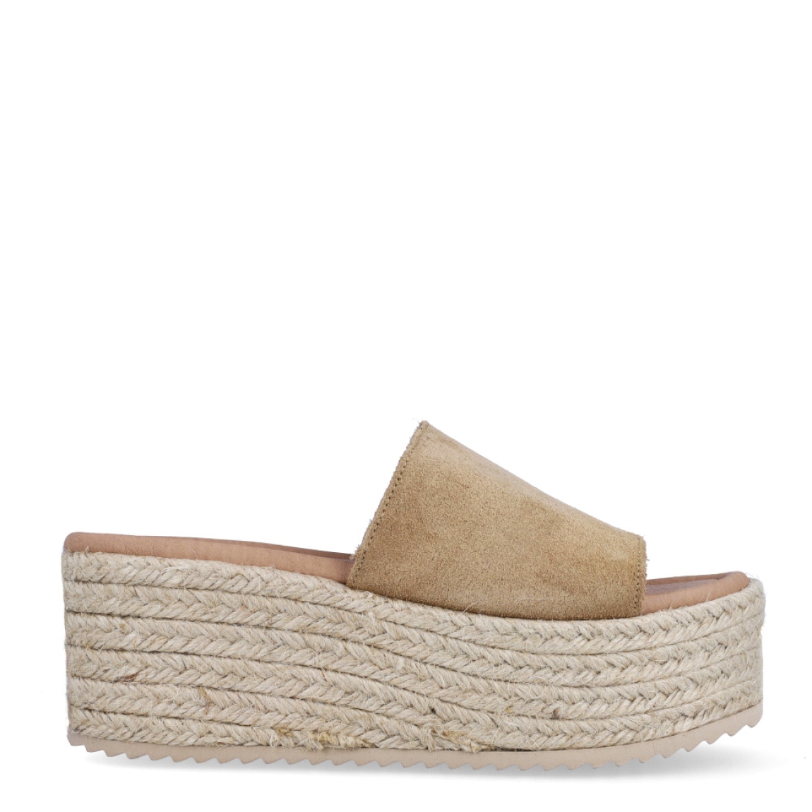 Chanclas de la marca Itse, modelo CHENAY. Exterior de las chanclas en ante color camel. Interior de las chanclas en piel color nude. Chanclas Itse con plataforma de 6cm de altura. Estas chanclas Itse CHENAY, son unas clásicas para esta temporada, podrás combinarlas con todos tus looks desde una comodidad única.