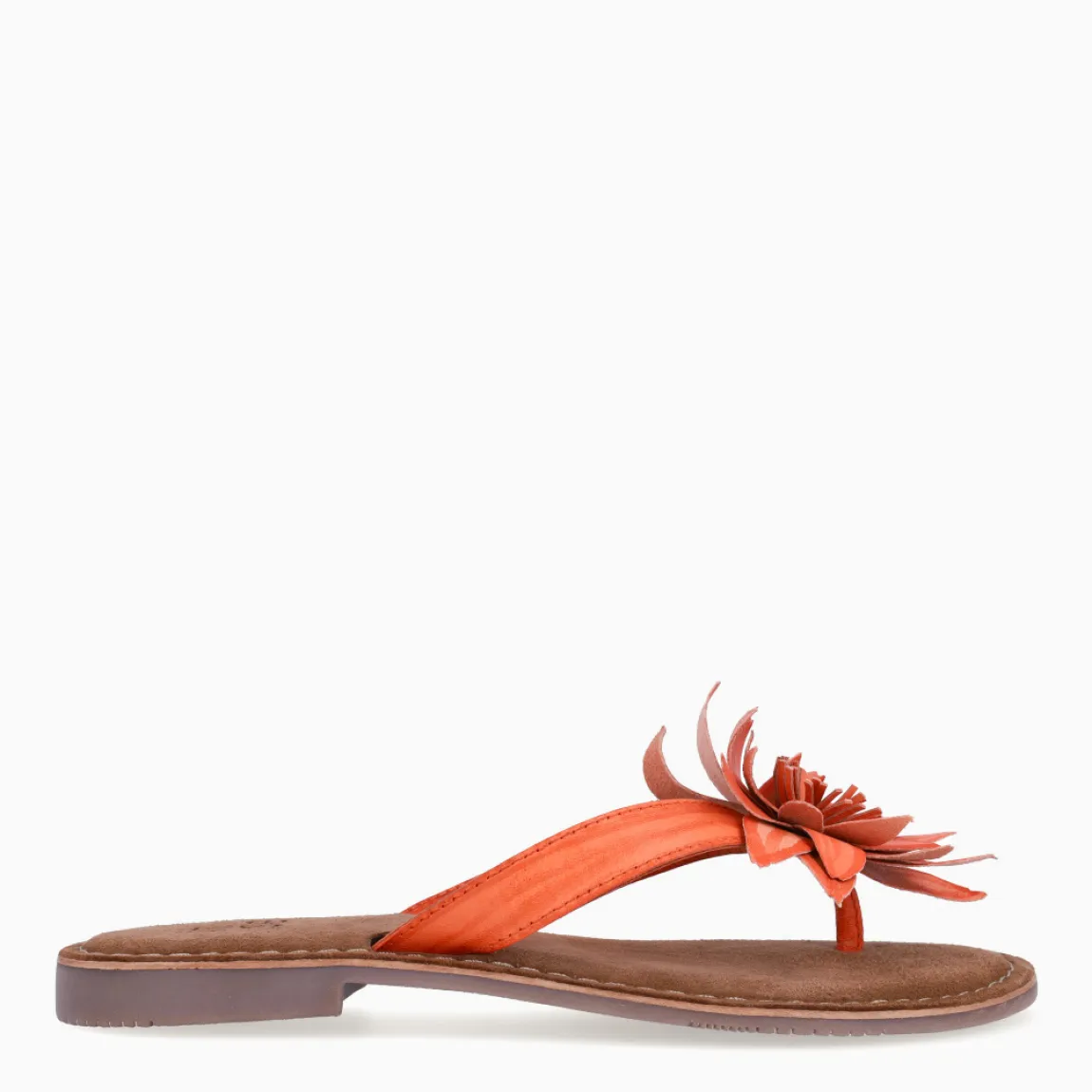 Esclava de la marca Itse, modelo LARA. Exterior en piel color naranja con adorno de flor en la pala. Interior en ante color marron. Sandalias Itse con suela plana de goma. Sandalias Itse LARA perfectas para lucirlas esta temporada y resaltar tus looks!