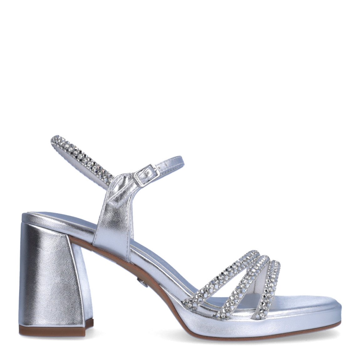 Sandalias de la marca Tamaris, modelo GIA. Exterior en piel color plata con tiras en pala y talón con aplicaciones de pedrería brillante. Interior en piel color plata. Cierre de sandalias Tamaris con hebilla en tobillo. Sandalias con tacón de 7cm de altura. Estas sandalias Tamaris GIA son ideales para las ocasiones especiales, te ayudarán a crear y estilizar diferentes looks!
