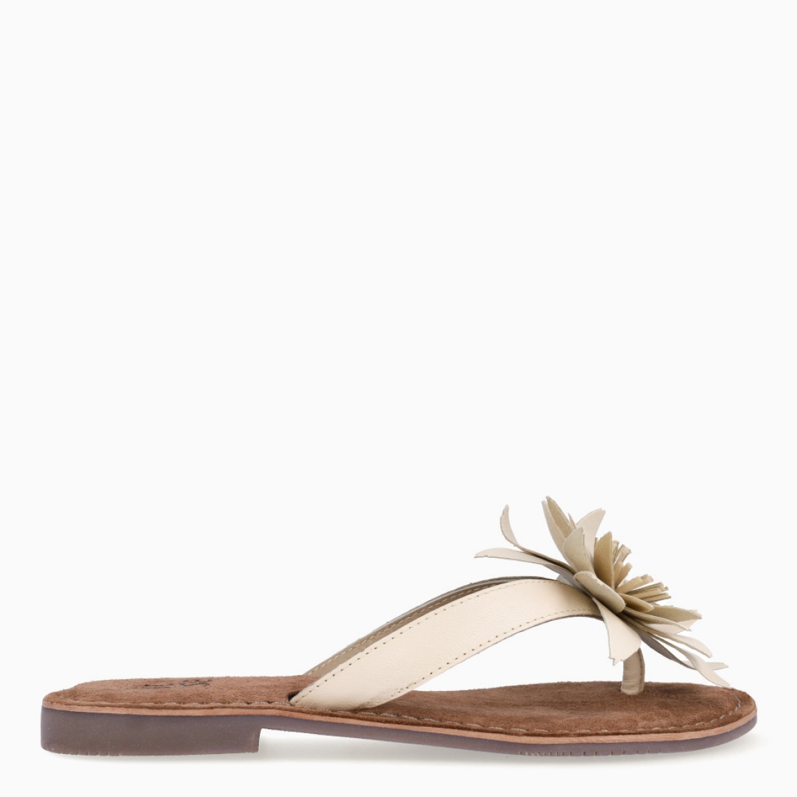 Esclava de la marca Itse, modelo LARA. Exterior en piel color beig con adorno de flor en la pala. Interior en ante color marron. Sandalias Itse con suela plana de goma. Sandalias Itse LARA perfectas para lucirlas esta temporada y resaltar tus looks!