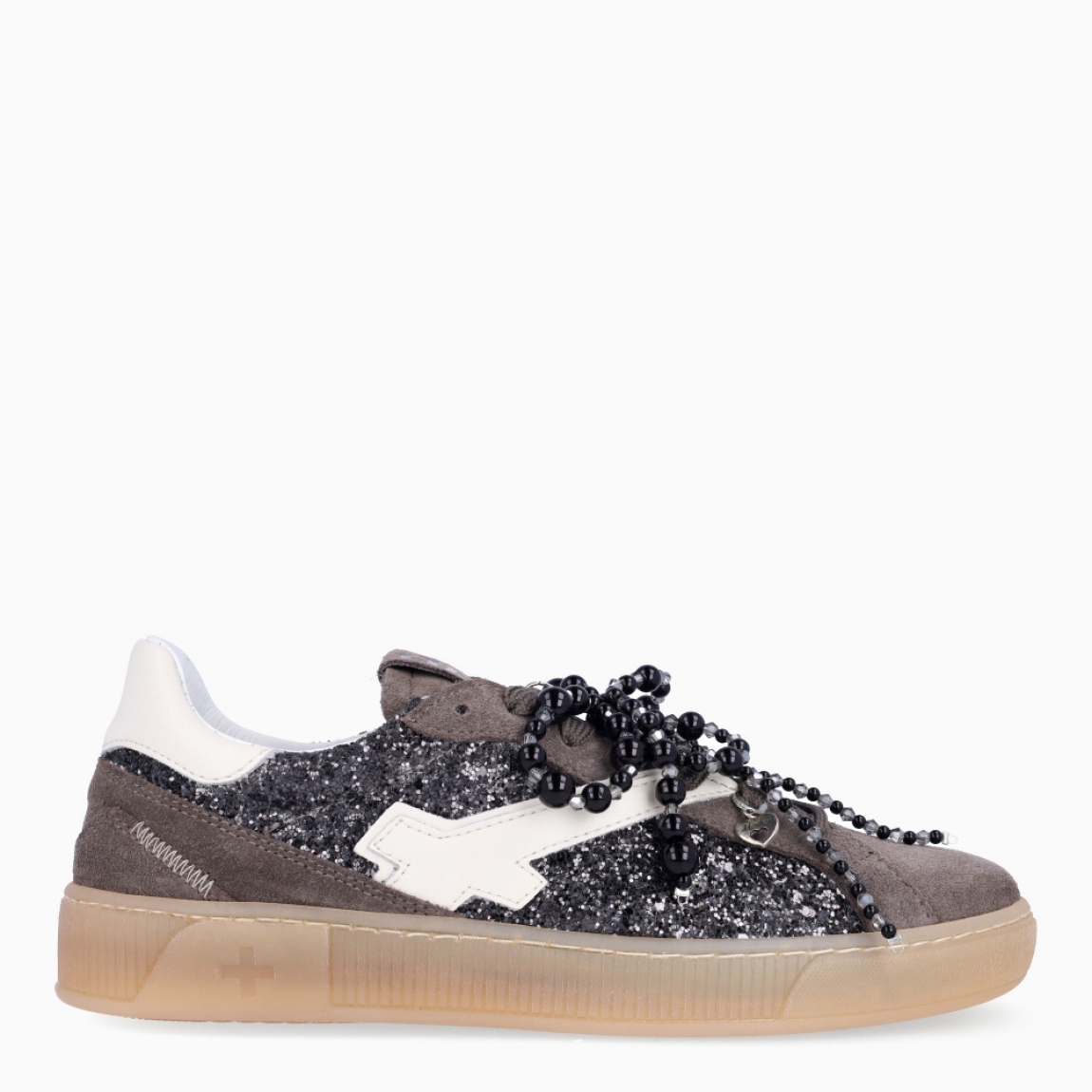 Deportivas de la marca GIO+, modelo BLUE. Exterior en ante color gris con detalle en glitter y lazo en perlas negras y dije en la pala sujetada a cordones. Interior de las deportivas en piel color blanco con plantilla acolchada y extraíble para máxima comodidad. Cierre de las deportivas con cordones gris y plataforma de 2cm de altura. Estas deportivas GIO+ BLUE tienen un estilo tendencia en esta temporada. No puede faltar en tu armario!