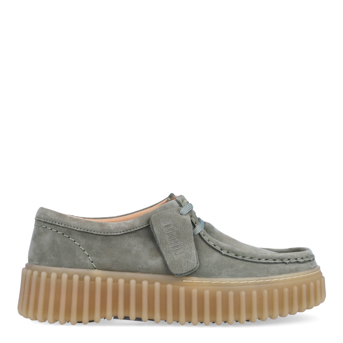 Mocasines de la marca Clarks, modelo TORHILL BEE. Exterior en nobuc color verde. Interior en piel color beig con plantilla acolchada y extraíble para máxima comodidad. Cierre de los mocasines Clarks con cordones y un suela con efecto sierra de 3cm de altura. Estos mocasines Clarks TORHILL BEE es ideal para combinar con todos tus looks!