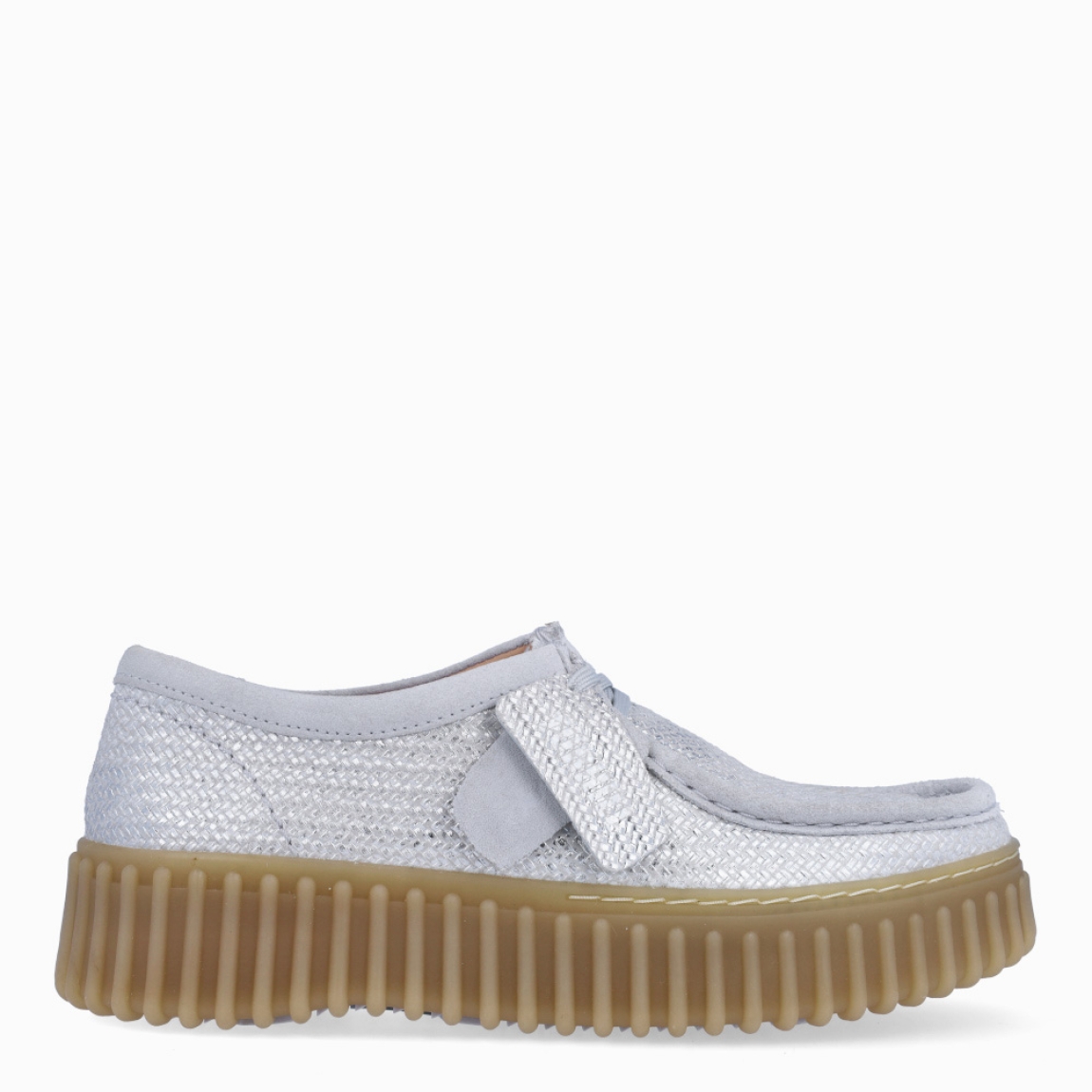 Mocasines de la marca Clarks, modelo TORHILL BEE. Exterior en piel color plata. Interior en piel color beig con plantilla acolchada y extraíble para máxima comodidad. Cierre de los mocasines Clarks con cordones y un suela con efecto sierra de 3cm de altura. Estos mocasines Clarks TORHILL BEE es ideal para combinar con todos tus looks!