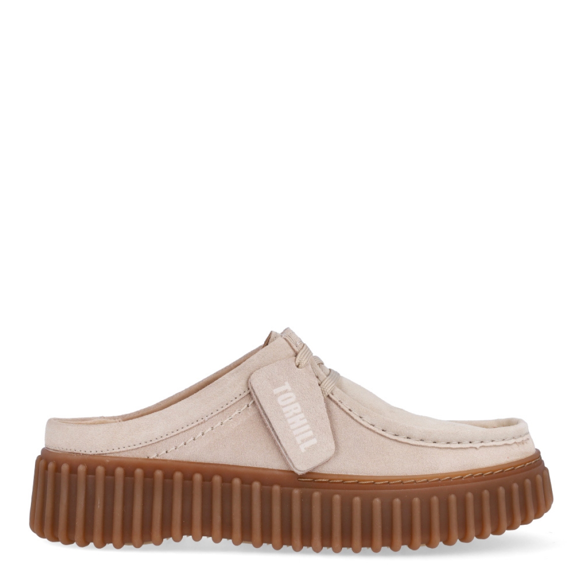 Náuticos destalonados de la marca Clarks, modelo TORHILL MULE. Exterior en ante color beig. Interior en piel color beig con plantilla acolchada y extraíble para máxima comodidad. Cierre de los mocasines Clarks con cordones y un suela con efecto sierra de 3cm de altura. Estos mocasines Clarks TORHILL MULE son ideales para combinar con todos tus looks!