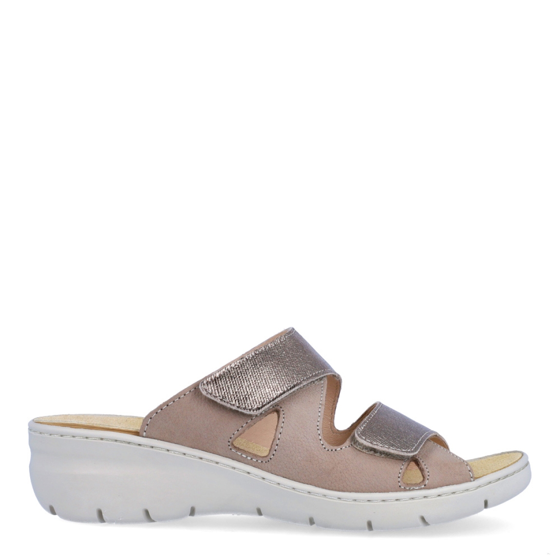 Sandalias de la marca Comfort Class, modelo VICKY. Exterior de las sandalias en piel color taupe. Interior de las sandalias en piel color beig con plantilla acolchada y extraíble. Cierre de las sandalias con doble velcro y cuña de 3cm de altura. Estas sandalias Comfort Class VICKY son un complemento perfecto de comodidad para tus looks diarios.