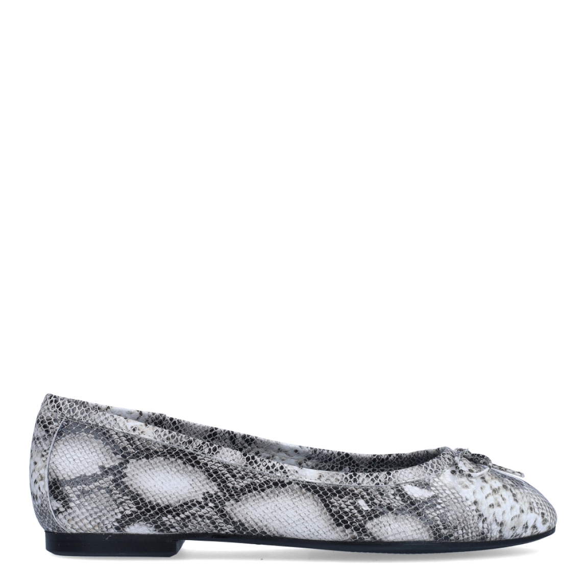 Bailarinas de la marca Itse, modelo ZAHIRA. Exterior en piel animal print serpiente con detalle de lazo en la pala. Interior en piel color negro con suela plana de goma. Estas bailarinas Itse ZAHIRA son unas clásicas, ideales para lucir tus outfits con estilo y comodidad.