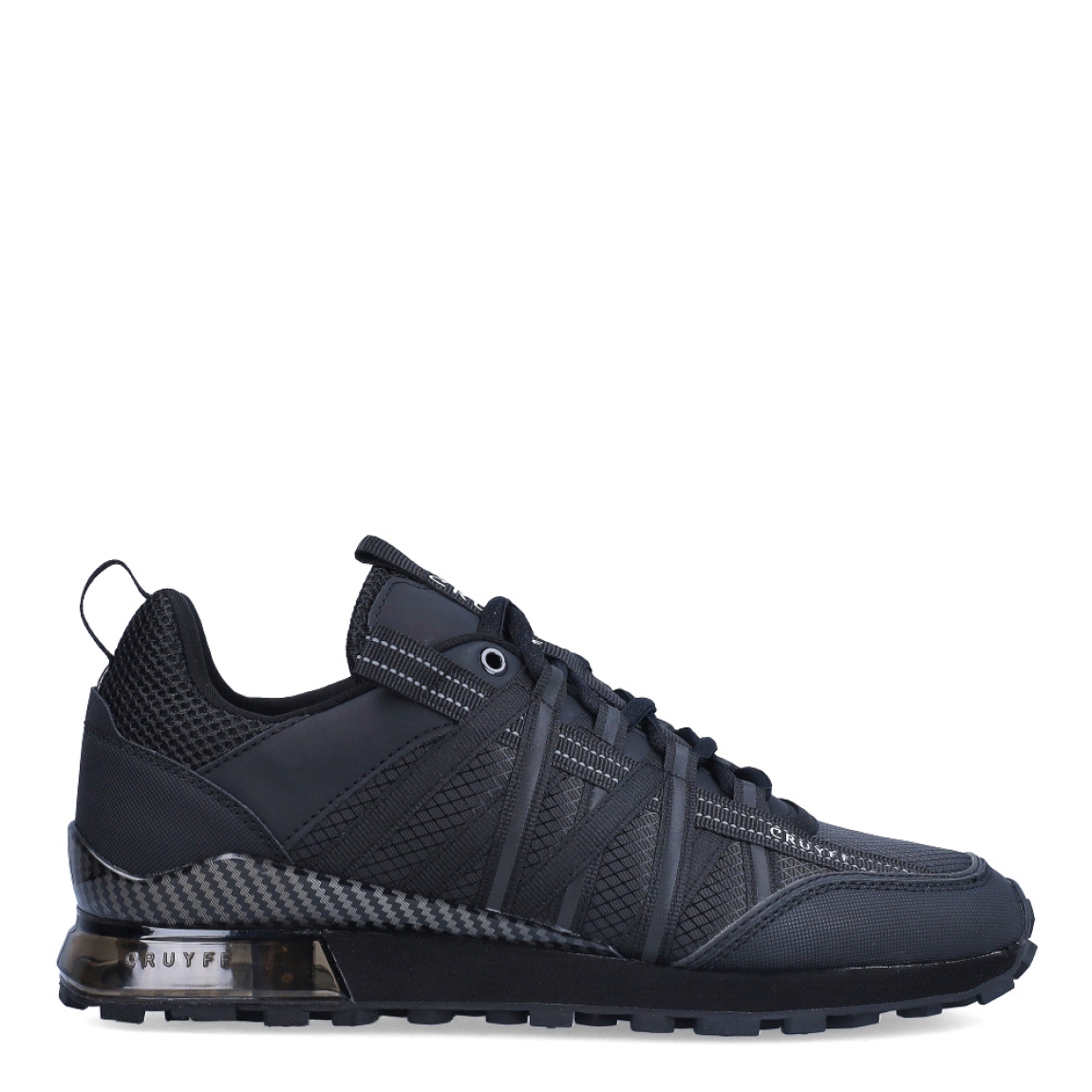 Deportiva de la marca Cruyff, modelo 998. Exterior de la deportiva en tela de color negro. Interior de la deportiva en textil de color negro. Cierre de la deportiva con cordones. Suela de goma dentada de 2 cm. Los tubos hexagonales son diseñados para permitir la entrada de aire a la parte posterior de la zapatilla, proporcionando un extra de soporte al pie. Plantilla muy cómoda, acolchada para garantizar el máximo confort. La deportiva Cruyff 998 es una nueva y exclusiva technología de Cruyff que mejora el rendimiento gracias a una mayor amortiguación.