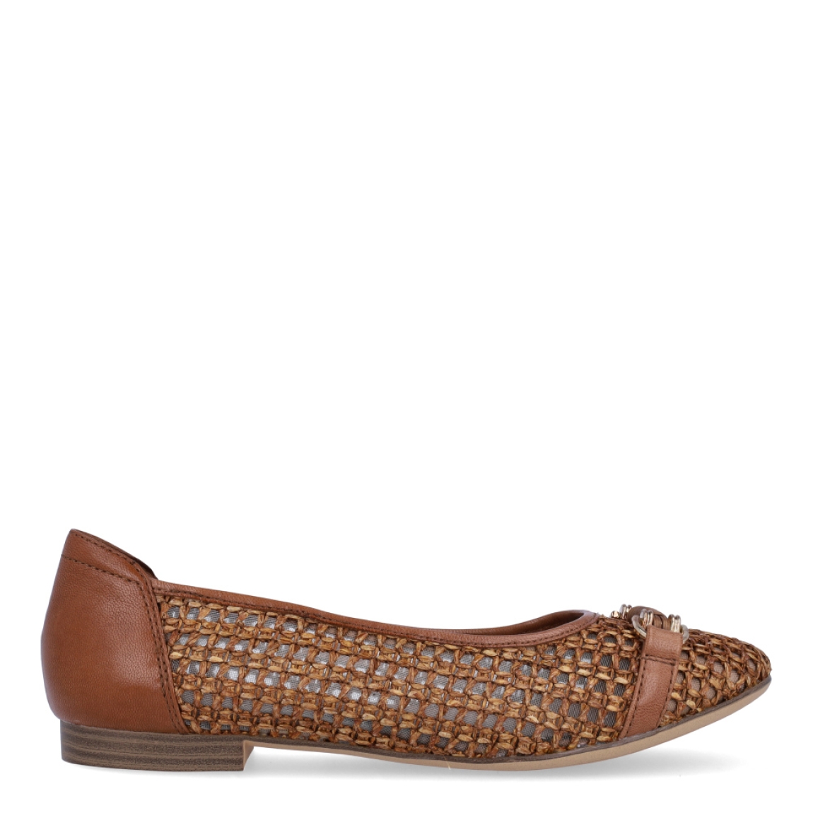 Bailarinas de la marca Tamaris, modelo MELINA. Exterior en rafia trenzada color marrón con adorno metal en pala. Interior en piel color marrón. Bailarias con suela plana de goma. Estas bailarinas Tamaris MELINA son ideales para combinarlas con diferentes looks desde la mayor comodidad!