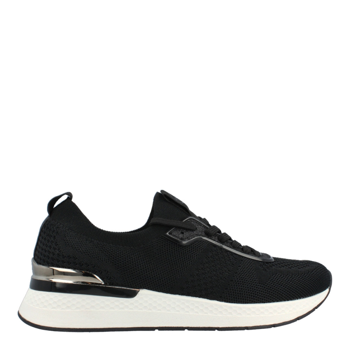 Deportivas transpirables de la marca Tamaris, modelo Victor. Exterior de las deportivas en textil negro con detalle en escarchado en la parte de cordones y dorado en el talón. Interior de las deportivas en textil color negro. Cierre de las deportivas Tamaris con cordones negros. Deportivas Tamaris con cuña de 3cm de altura. Estas deportivas Tamaris Victor, tienen el color y diseño clásico para combinar con todos tus looks!