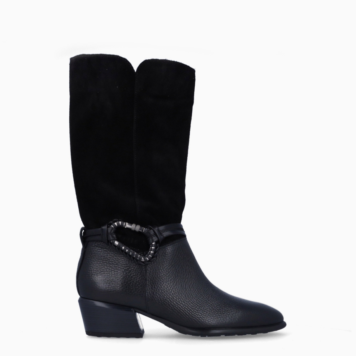 Botas de la marca Hispanitas, modelo VERONA. Exterior piel color negro con puntera de lápiz y detalle de hebilla plateada. Interior en piel color negro. Cierre sin cordones y tacón de 4cm. Estas botas Hispanitas VERONA son ideales para dar estilo y comodidad a tus looks de temporada!