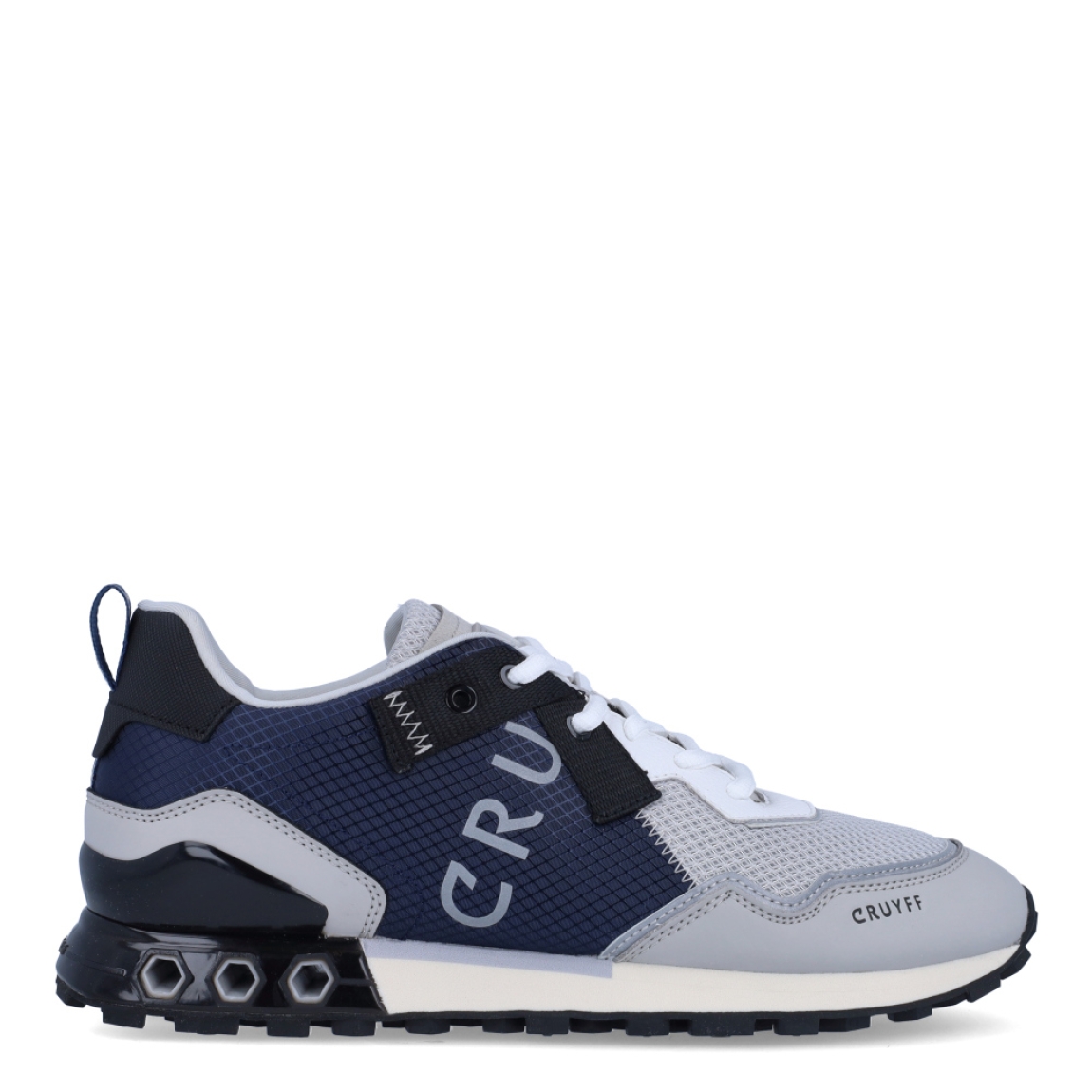 Deportiva de la marca Cruyff, modelo Superbia Hex-Tech. Exterior de la deportiva en nylon de color azul marino con efecto rejilla. Interior de la deportiva en textil de color gris. Cierre de la deportiva con cordones. Suela de goma dentada de 2 cm. Los tubos hexagonales son diseñados para permitir la entrada de aire a la parte posterior de la zapatilla, proporcionando un extra de soporte al pie. Plantilla muy cómoda, acolchada para garantizar el máximo confort. La deportiva Cruyff Superbia Hex-Tech es una nueva y exclusiva technología de Cruyff que mejora el rendimiento gracias a una mayor amortiguación.