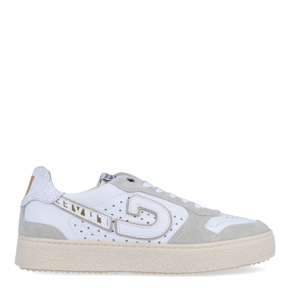 Deportiva de la marca Cruyff, modelo RONN. Exterior de la deportiva en piel color blanco con detalle en ante gris. Interior de la deportiva en textil de color beig. Cierre de la deportiva con cordones. Suela de goma con 2cm de plataforma. Plantilla muy cómoda, acolchada para garantizar el máximo confort. La deportiva Cruyff RONN es una nueva y exclusiva technología de Cruyff que mejora el rendimiento gracias a una mayor amortiguación.