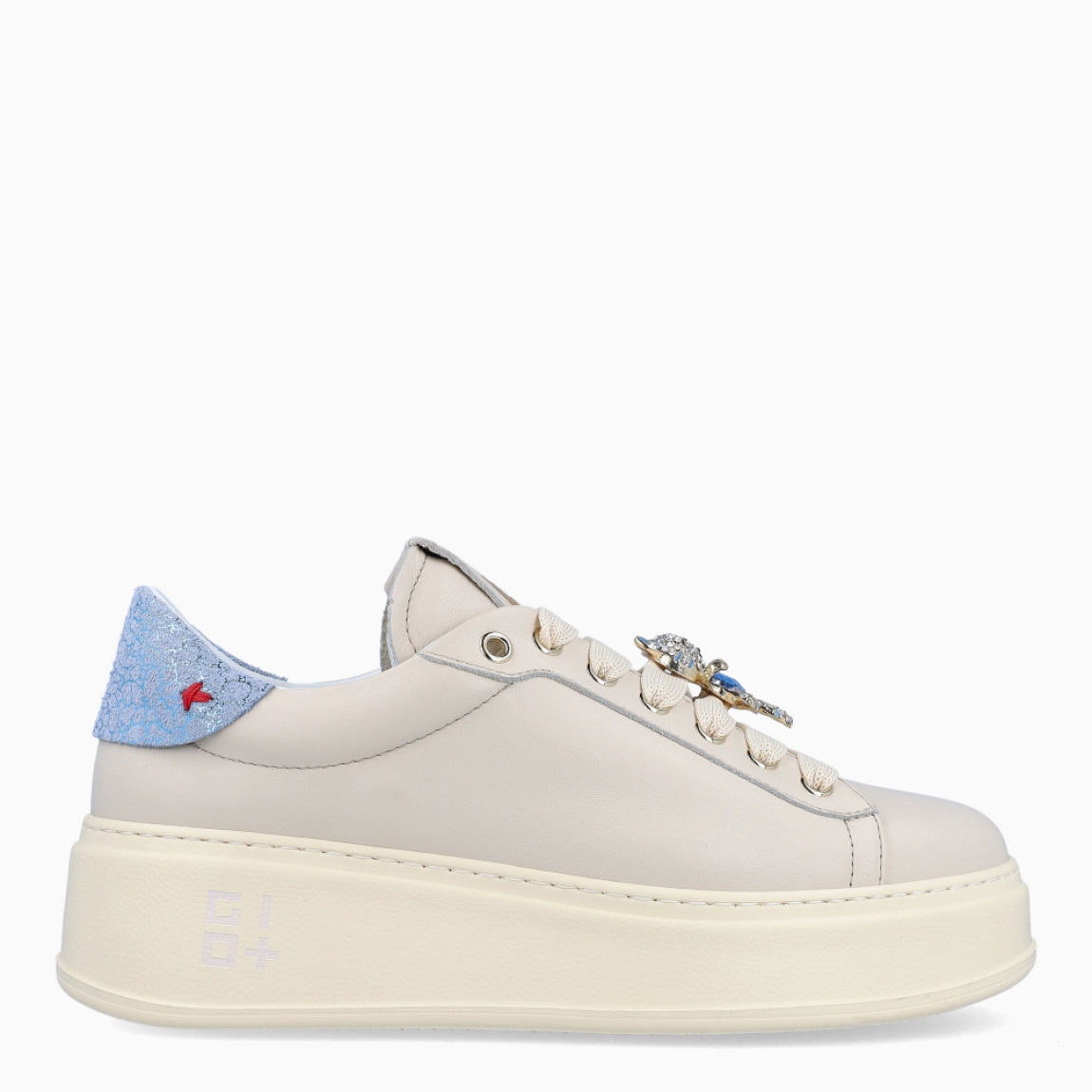 Deportivas de la marca GIO+, modelo PIA. Exterior en piel color beig con detalle de brillantes color celeste en el talón. Interior en piel blanca con plantilla acolchada y extraíble para máxima comodidad. Cierre de las deportivas con cordones, y adornos en forma de gato con piedreria azul sobre la pala. Plataforma de 4cm de altura. Estas deportivas GIO+ PIA son las clásicas con el toque de estilo moderno que necesitas en tus looks de temporada!