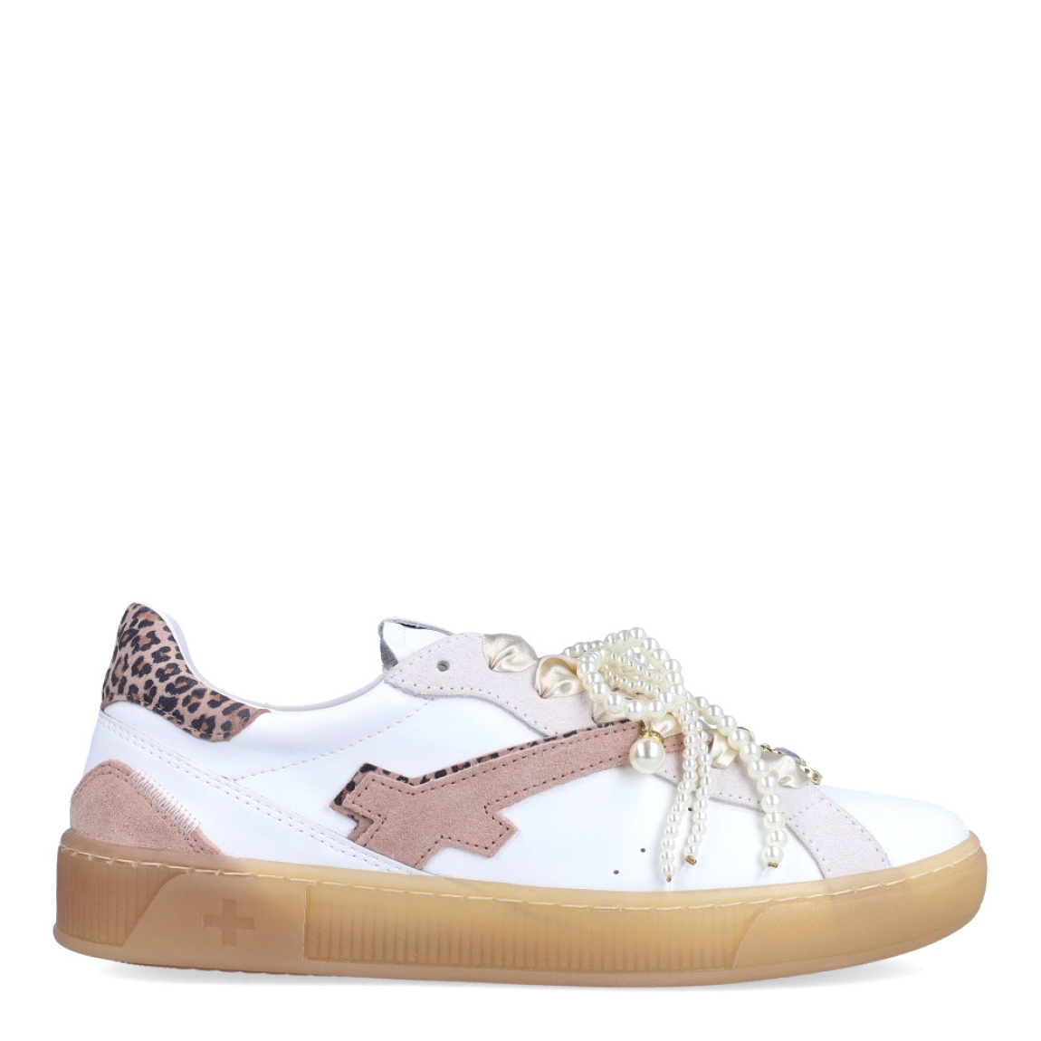 Deportivas de la marca GIO+, modelo BLU100. Exterior en piel color blanco con detalle de lazo en perlas y dije de mariposa. Interior de las deportivas en piel color blanco con plantilla acolchada y extraíble para máxima comodidad. Cierre de las deportivas con cordones y plataforma de 2cm de altura. Estas deportivas GIO+ BLU100 tienen un estilo tendencia en esta temporada. No puede faltar en tu armario!