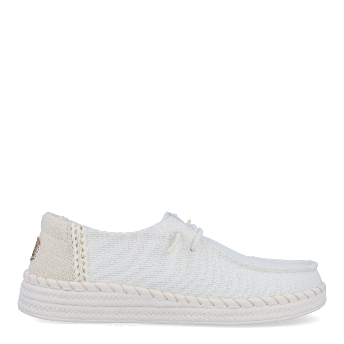 Náuticos transpirables de la marca Hey Dude, modelo WENDY ESPADRILE. Exterior de los áuticos en textil color blanco. Interior en textil color blanco. Cierre de los náuticos Hey Dude con cordón elástico blanco. Naúticos con suela plana. Estos náuticos Hey Dude WENDY ESPADRILE son el complemento clásico que necesitas esta temporada. No te puede faltar en tu armario.