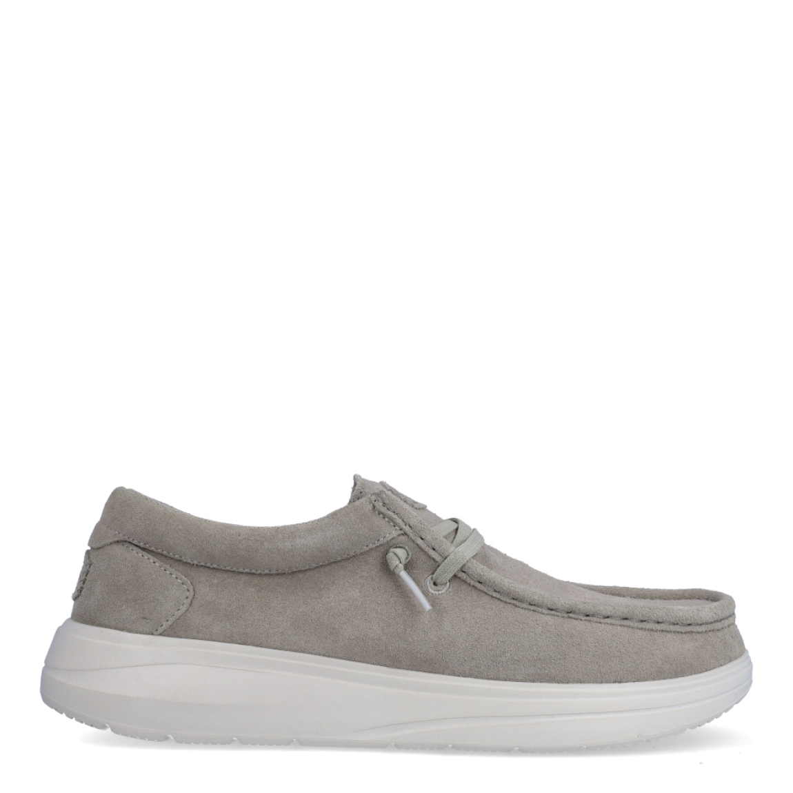 Náuticos de la marca Hey Dude, modelo WALLY COMF. Exterior de los náuticos en ante color beig. Interior de los náuticos en tela color beig y plantilla acolchada y extraíble. Cierre de los náuticos Hey Dude con cordones elásticos y suela plana de goma. Estos náuticos Hey Dude WALLY COMF, son el complemento perfecto para esta temporada, los podrás lucir con la máxima comodidad posible.