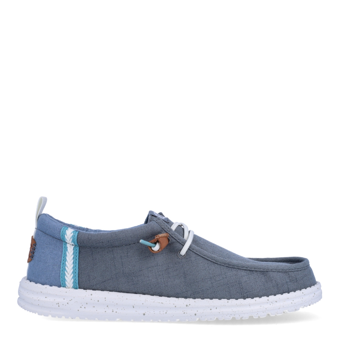 Náuticos de la marca Hey Dude, modelo WALLY. Exterior de los náuticos en ante color gris. Interior de los náuticos en tela color gris y plantilla acolchada y extraíble. Cierre de los náuticos Hey Dude con cordones elásticos blancos y suela plana de goma. Estos náuticos Hey Dude WALLY, son el complemento perfecto para esta temporada, los podrás lucir con la máxima comodidad posible.