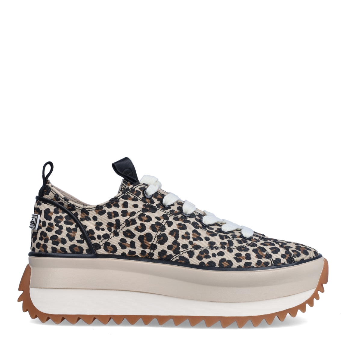 Depotivas de la marca Tamaris, modelo RAFA. Exterior de las deportivas en textil con estampado animal print de leopardo. Interior de las deportivas en textil . Cierre de las deportivas con cordones en color blanco. Suelas de las deportivas Tamaris hechas de goma y dentadas. Deportivas con plataforma de 4,5cm de altura. Estas deportivas Tamaris Rafa, además de se cómodas, tienen un estilo único que te ayudarán a destacar en tu día a día.