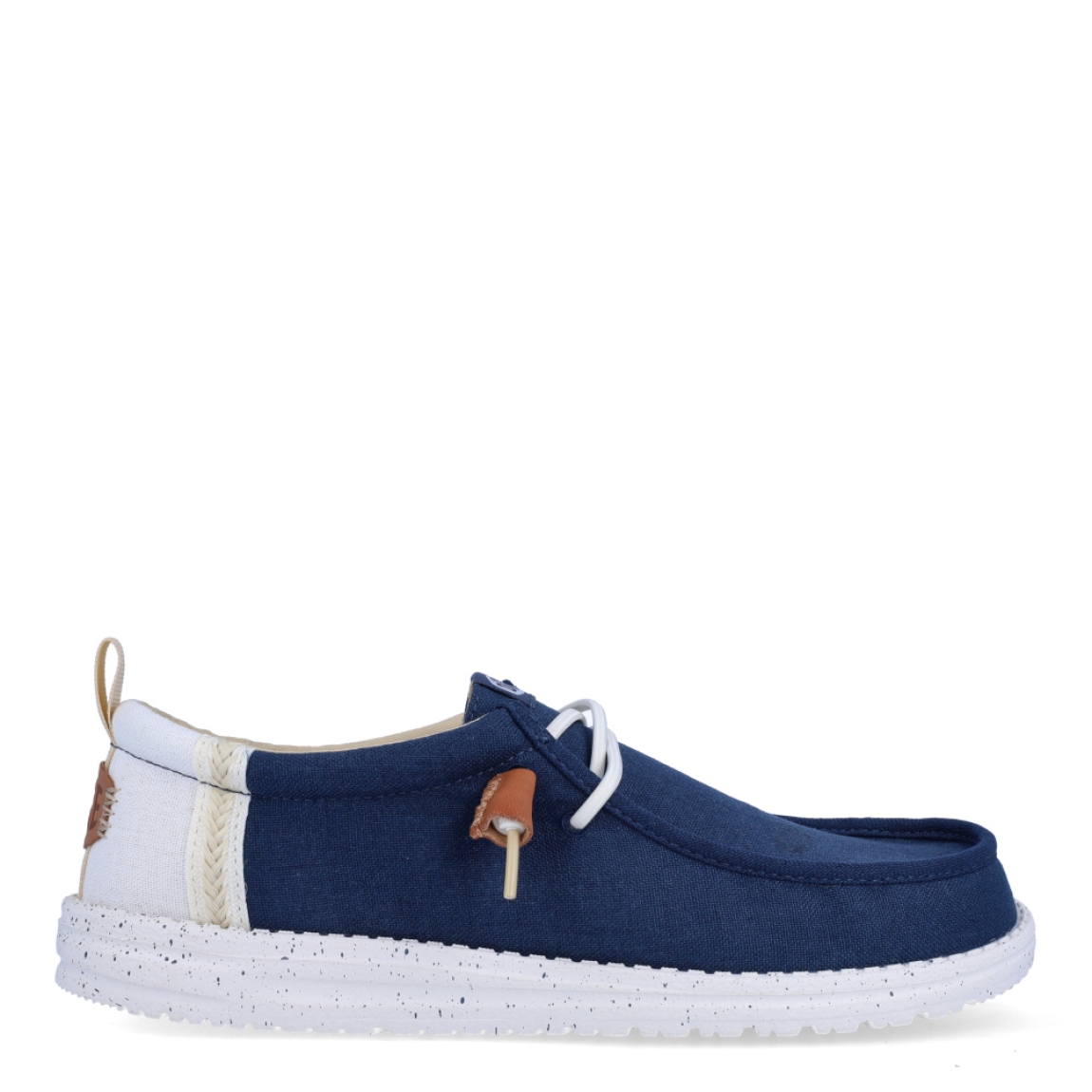 Náuticos de la marca Hey Dude, modelo WALLY COMF. Exterior de los náuticos en ante color azul. Interior de los náuticos en tela color beig y plantilla acolchada y extraíble. Cierre de los náuticos Hey Dude con cordones elásticos y suela plana de goma. Estos náuticos Hey Dude WALLY COMF, son el complemento perfecto para esta temporada, los podrás lucir con la máxima comodidad posible.