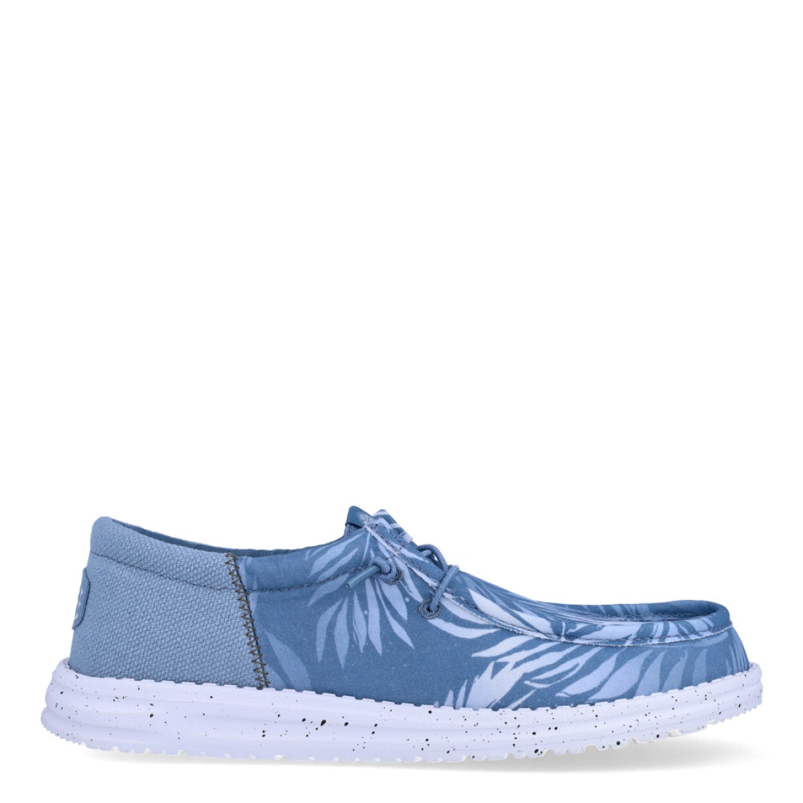 Náuticos de la marca Hey Dude, modelo WALLY FUNK. Exterior de los náuticos en tela color azul con estampado de hojas. Interior de los náuticos en tela color azul y plantilla acolchada y extraíble. Cierre de los náuticos Hey Dude con cordones elásticos y suela plana de goma. Estos náuticos Hey Dude WALLY FUNK, son el complemento perfecto para esta temporada, los podrás lucir con la máxima comodidad posible.