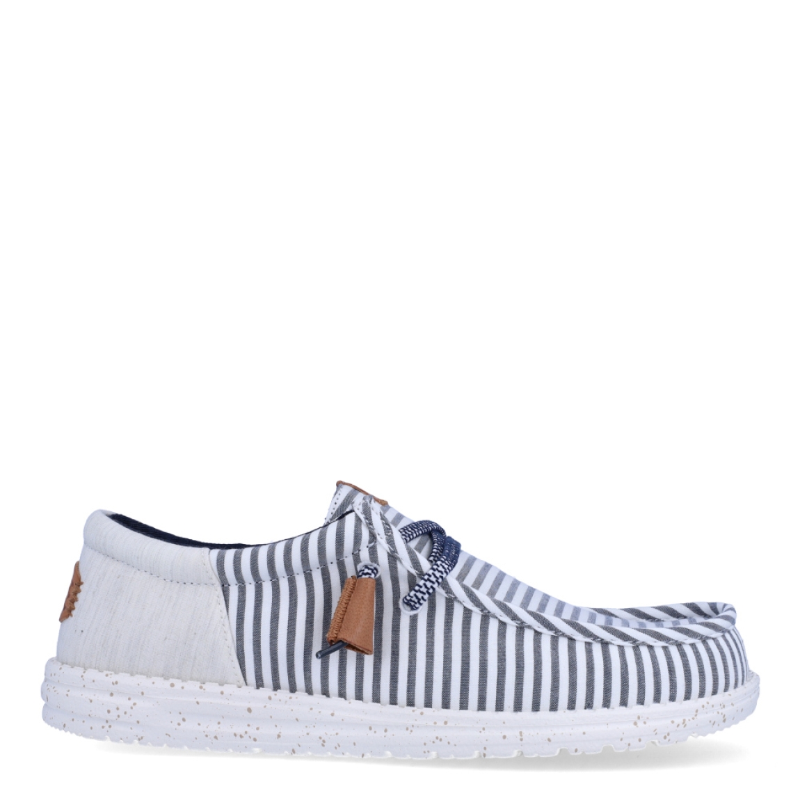 Náuticos de la marca Hey Dude, modelo WALLY FUNK. Exterior de los náuticos en tela color azul a rayas. Interior de los náuticos en tela color azul y plantilla acolchada y extraíble. Cierre de los náuticos Hey Dude con cordones elásticos y suela plana de goma. Estos náuticos Hey Dude WALLY FUNK, son el complemento perfecto para esta temporada, los podrás lucir con la máxima comodidad posible.