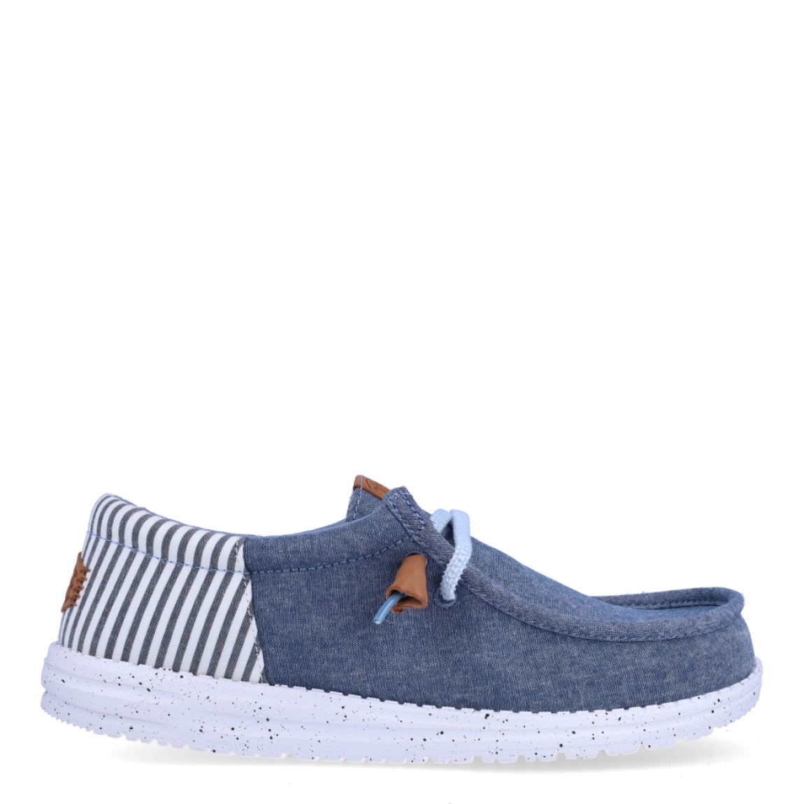 Náuticos de la marca Hey Dude, modelo WALLY FUNK. Exterior de los náuticos en tela color azul y detalle en talón a rayas. Interior de los náuticos en tela color azul y plantilla acolchada y extraíble. Cierre de los náuticos Hey Dude con cordones elásticos y suela plana de goma. Estos náuticos Hey Dude WALLY FUNK, son el complemento perfecto para esta temporada, los podrás lucir con la máxima comodidad posible.