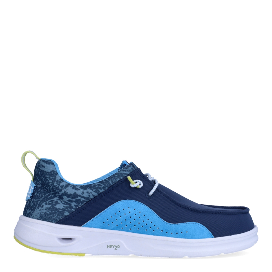 Náuticos de la marca Hey Dude, modelo WALLY HEY20. Exterior de los náuticos en tela color azul con detalles en celeste. Interior de los náuticos en tela con estampado azul y plantilla acolchada y extraíble. Cierre de los náuticos Hey Dude con cordones elásticos y suela plana de goma. Estos náuticos Hey Dude WALLY HEY20, son el complemento perfecto para esta temporada, los podrás lucir con la máxima comodidad posible.