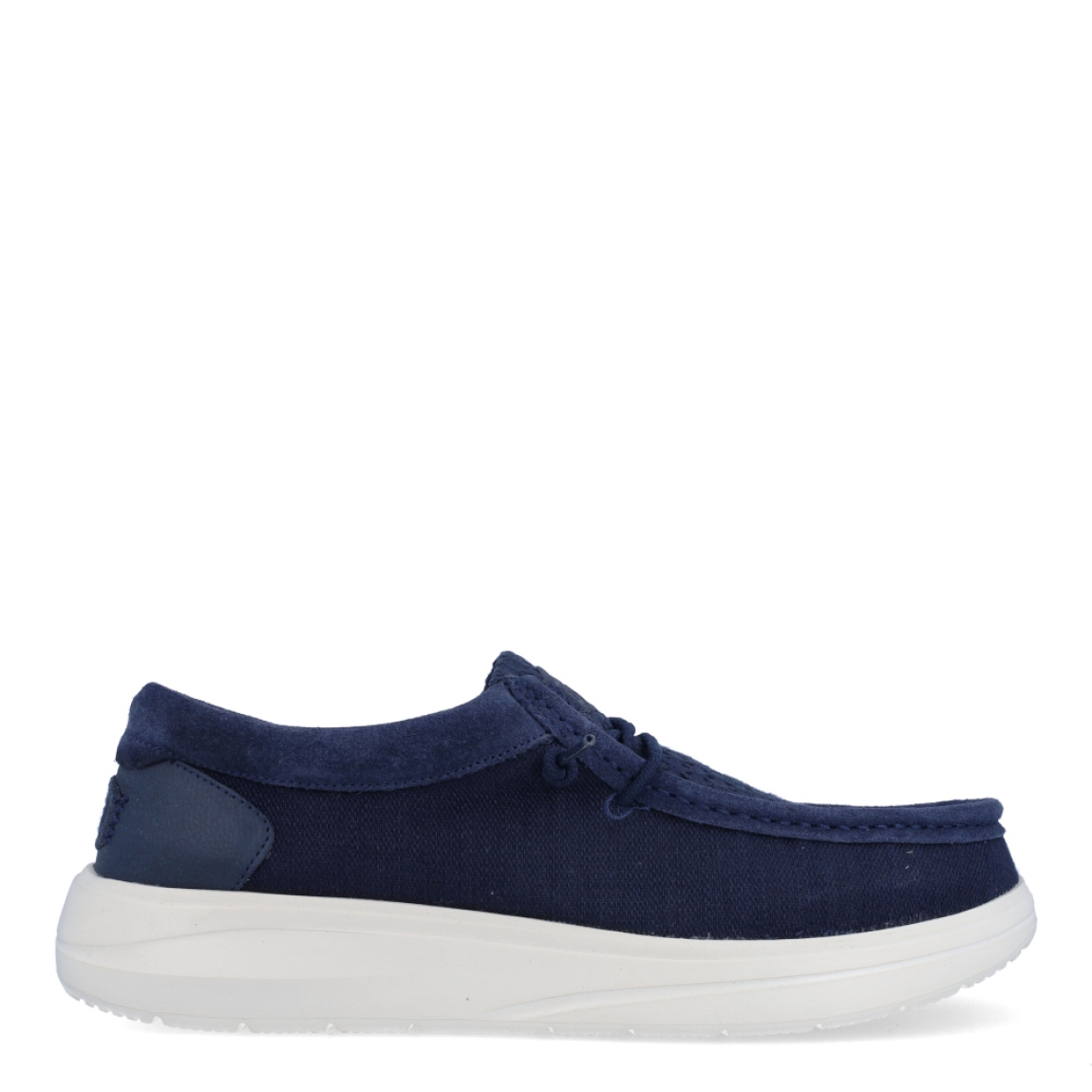 Náuticos de la marca Hey Dude, modelo WALLY COMF WOVE. Exterior de los náuticos en tela color azul marino. Interior de los náuticos en tela color azul marino con plantilla acolchada y extraíble. Cierre de los náuticos Hey Dude con cordones elásticos y suela plana de goma. Estos náuticos Hey Dude WALLY COMF WOVE, son el complemento perfecto para esta temporada, los podrás lucir con la máxima comodidad posible.