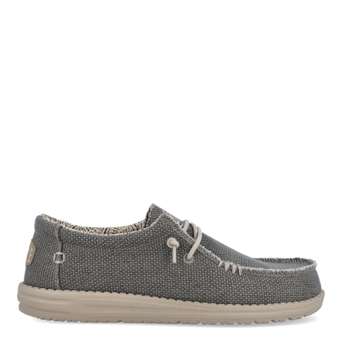 Náuticos de la marca Hey Dude, modelo WALLY BRAIDED. Exterior de los náuticos en tela color verde. Interior de los náuticos en tela con estampado verde y plantilla acolchada y extraíble. Cierre de los náuticos Hey Dude con cordones elásticos y suela plana de goma. Estos náuticos Hey Dude WALLY BRAIDED, son el complemento perfecto para esta temporada, los podrás lucir con la máxima comodidad posible.