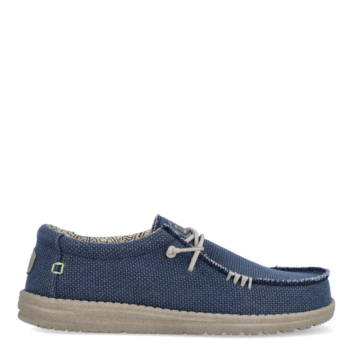 Náuticos de la marca Hey Dude, modelo WALLY BRAIDED. Exterior de los náuticos en tela color azul. Interior de los náuticos en tela con estampado gris y plantilla acolchada y extraíble. Cierre de los náuticos Hey Dude con cordones elásticos y suela plana de goma. Estos náuticos Hey Dude WALLY BRAIDED, son el complemento perfecto para esta temporada, los podrás lucir con la máxima comodidad posible.