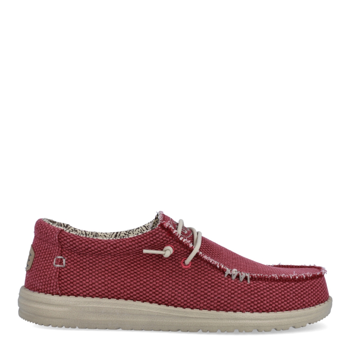 Náuticos de la marca Hey Dude, modelo WALLY BRAIDED. Exterior de los náuticos en tela color rojo. Interior de los náuticos en tela con estampado beig y plantilla acolchada y extraíble. Cierre de los náuticos Hey Dude con cordones elásticos y suela plana de goma. Estos náuticos Hey Dude WALLY BRAIDED, son el complemento perfecto para esta temporada, los podrás lucir con la máxima comodidad posible.