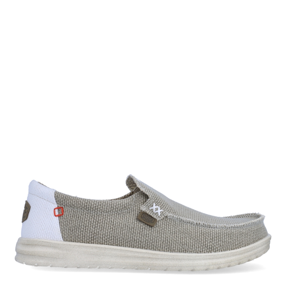 Naútico clásico de la marca Hey Dude, modelo Mikka Braided. Exterior del naútico de tela de color beig, hecha con algodón orgánico. Interior del naútico de tela. Naútico con suela ultraligera y flexible. Naútico con plantilla extraíble que absorbe la humedad y són ergonómicas. Dispone de un cordón elástico interior que facilita el ajuste del zapato. El naútico Mikka Braided es un clásico de hombre con un diseño ecológico, elaborado con algodón orgánico ultra resistente y transpirable. Además, estos naúticos Hey Dude han sido fabricados sin productos de origen animal.