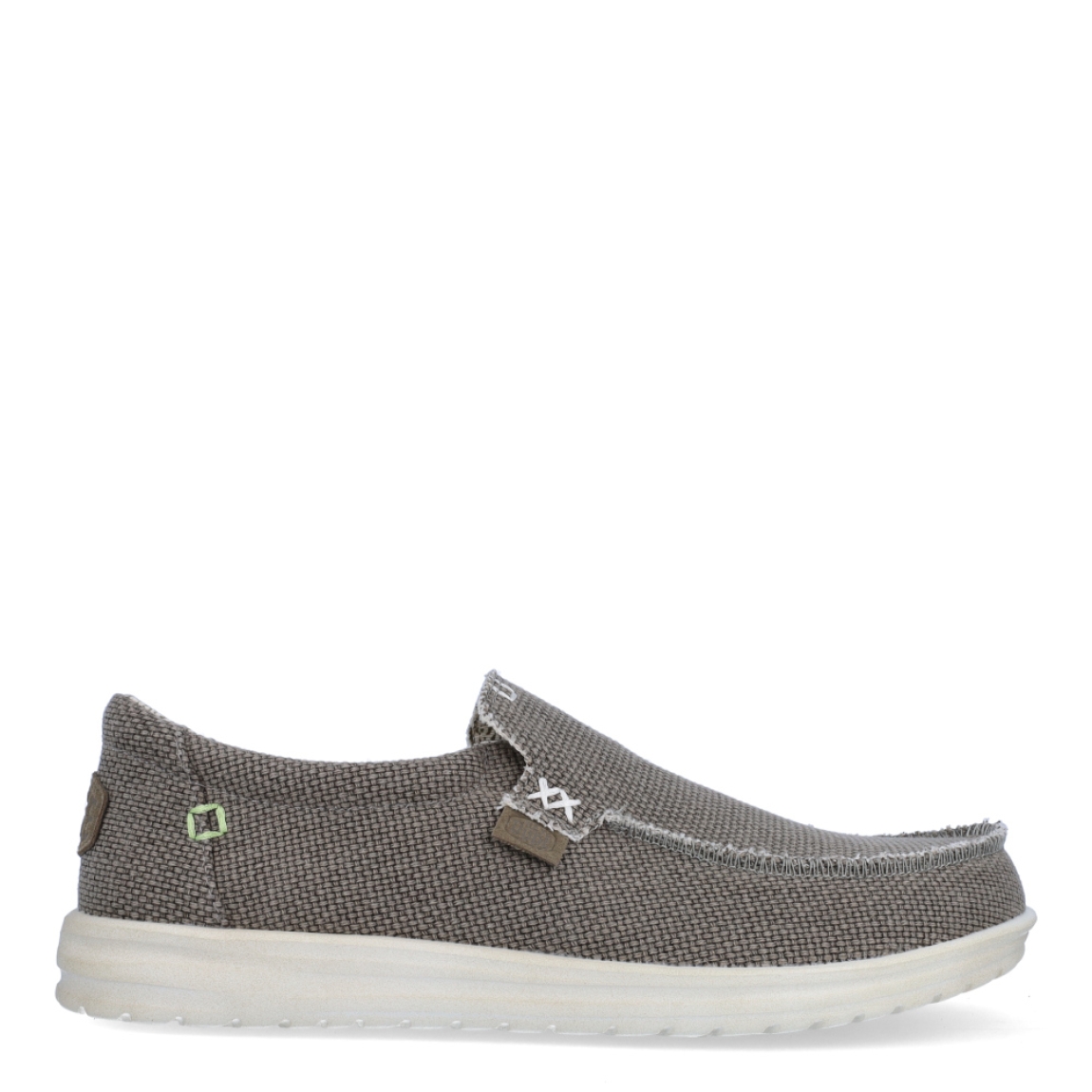 Naútico clásico de la marca Hey Dude, modelo Mikka Braided. Exterior del naútico de tela de color taupe, hecha con algodón orgánico. Interior del naútico de tela. Naútico con suela ultraligera y flexible. Naútico con plantilla extraíble que absorbe la humedad y són ergonómicas. Dispone de un cordón elástico interior que facilita el ajuste del zapato. El naútico Mikka Braided es un clásico de hombre con un diseño ecológico, elaborado con algodón orgánico ultra resistente y transpirable. Además, estos naúticos Hey Dude han sido fabricados sin productos de origen animal.