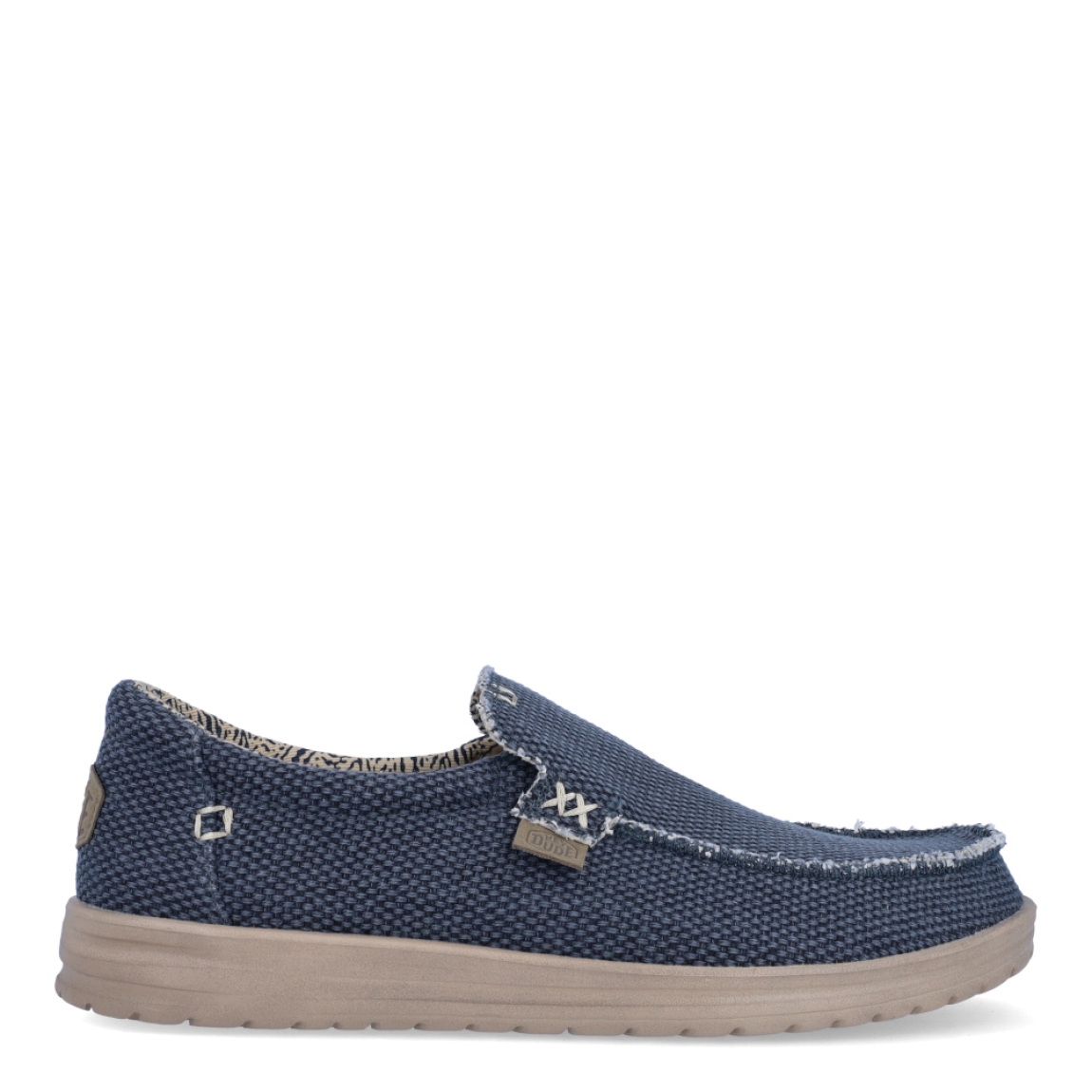 Naútico clásico de la marca Hey Dude, modelo Mikka Braided. Exterior del naútico de tela de color azul, hecha con algodón orgánico. Interior del naútico de tela. Naútico con suela ultraligera y flexible. Naútico con plantilla extraíble que absorbe la humedad y són ergonómicas. Dispone de un cordón elástico interior que facilita el ajuste del zapato. El naútico Mikka Braided es un clásico de hombre con un diseño ecológico, elaborado con algodón orgánico ultra resistente y transpirable. Además, estos naúticos Hey Dude han sido fabricados sin productos de origen animal.