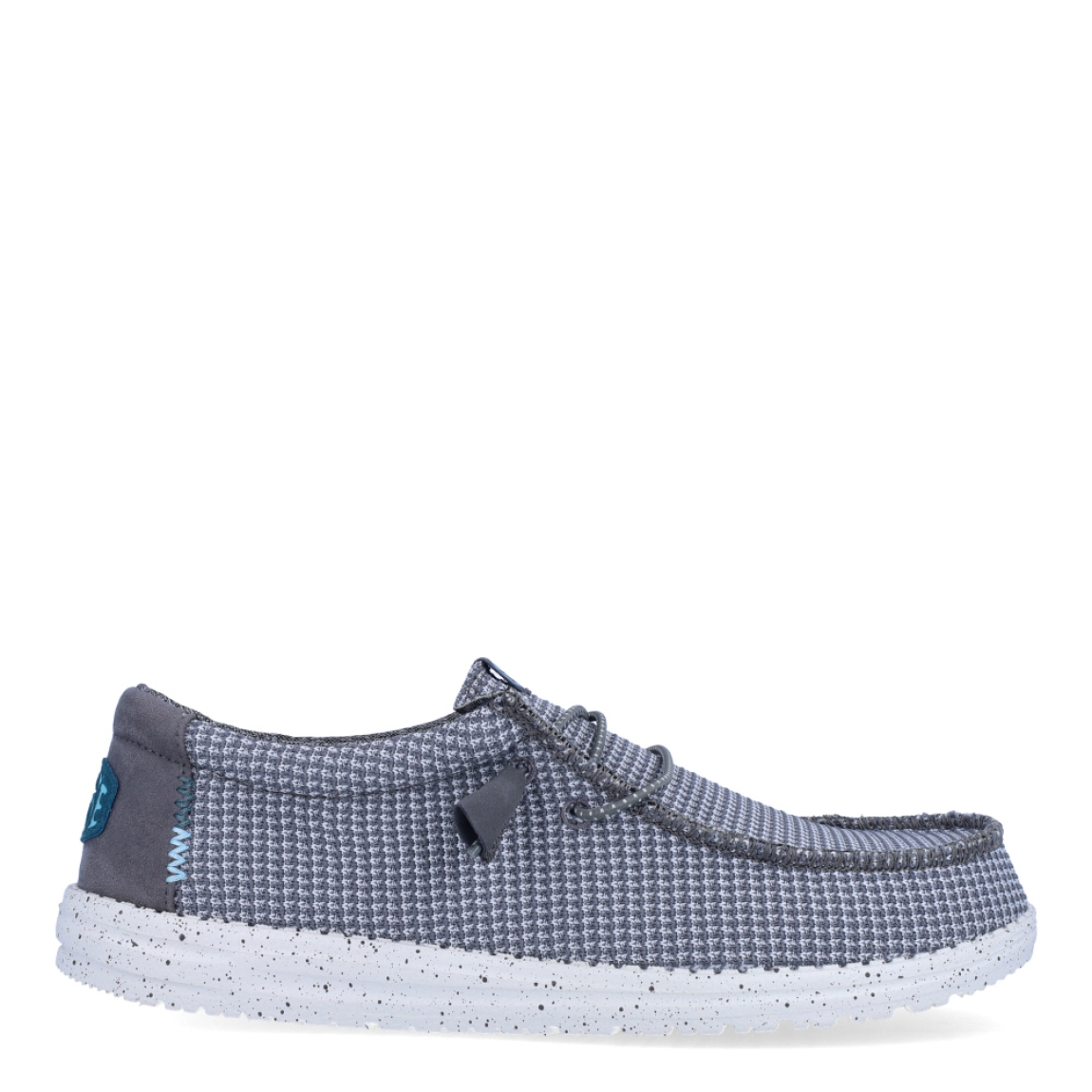 Náuticos de la marca Hey Dude, modelo WALLY SPORT. Exterior de los náuticos en tela color gris. Interior de los náuticos en tela con estampado gris y plantilla acolchada y extraíble. Cierre de los náuticos Hey Dude con cordones elásticos y suela plana de goma. Estos náuticos Hey Dude WALLY SPORT, son el complemento perfecto para esta temporada, los podrás lucir con la máxima comodidad posible.