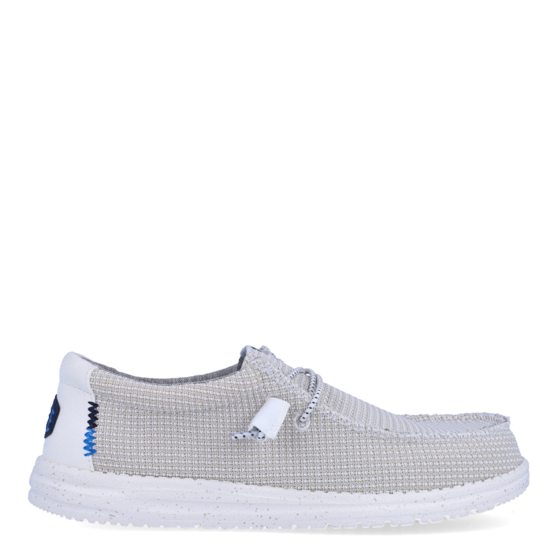 Náuticos de la marca Hey Dude, modelo WALLY SPORT. Exterior de los náuticos en tela color beig. Interior de los náuticos en tela con estampado gris y plantilla acolchada y extraíble. Cierre de los náuticos Hey Dude con cordones elásticos y suela plana de goma. Estos náuticos Hey Dude WALLY SPORT, son el complemento perfecto para esta temporada, los podrás lucir con la máxima comodidad posible.