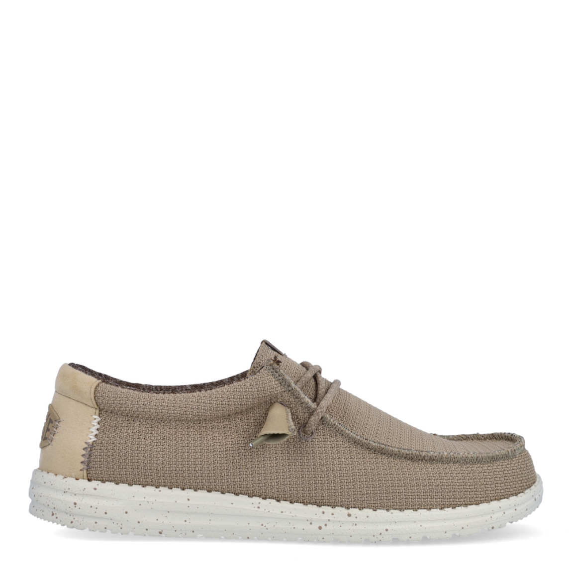 Náuticos de la marca Hey Dude, modelo WALLY SPORT. Exterior de los náuticos en tela color camel. Interior de los náuticos en tela color camel y plantilla acolchada y extraíble. Cierre de los náuticos Hey Dude con cordones elásticos y suela plana de goma. Estos náuticos Hey Dude WALLY SPORT, son el complemento perfecto para esta temporada, los podrás lucir con la máxima comodidad posible.