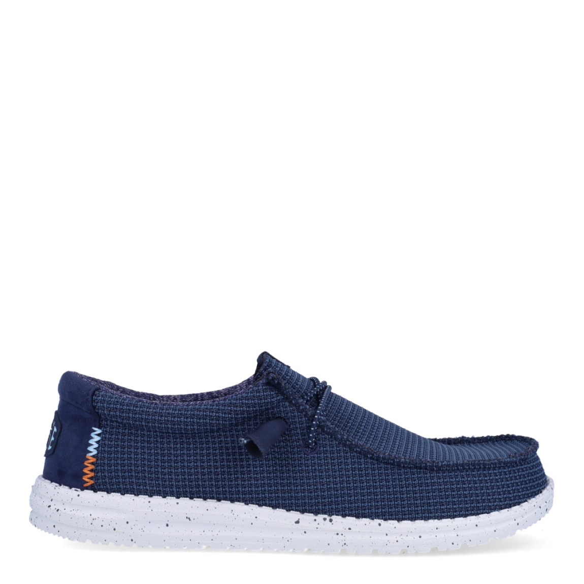 Náuticos de la marca Hey Dude, modelo WALLY SPORT. Exterior de los náuticos en tela color azul. Interior de los náuticos en tela color azul y plantilla acolchada y extraíble. Cierre de los náuticos Hey Dude con cordones elásticos y suela plana de goma. Estos náuticos Hey Dude WALLY SPORT, son el complemento perfecto para esta temporada, los podrás lucir con la máxima comodidad posible.